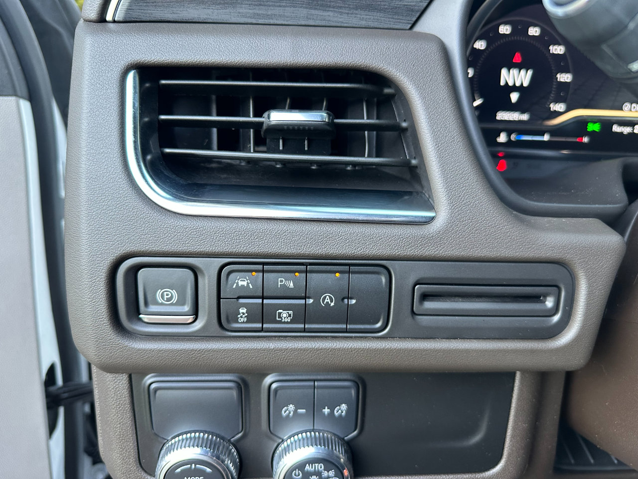 Used 2024 GMC Yukon XL SLT w/ SLT Luxury Package image 42