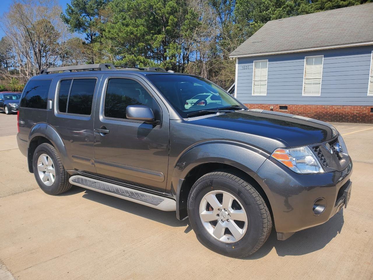 Used 2008 Nissan Pathfinder SE w/ Premium Pkg image 3