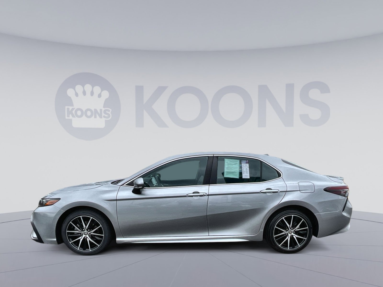 Used 2023 Toyota Camry SE image 2