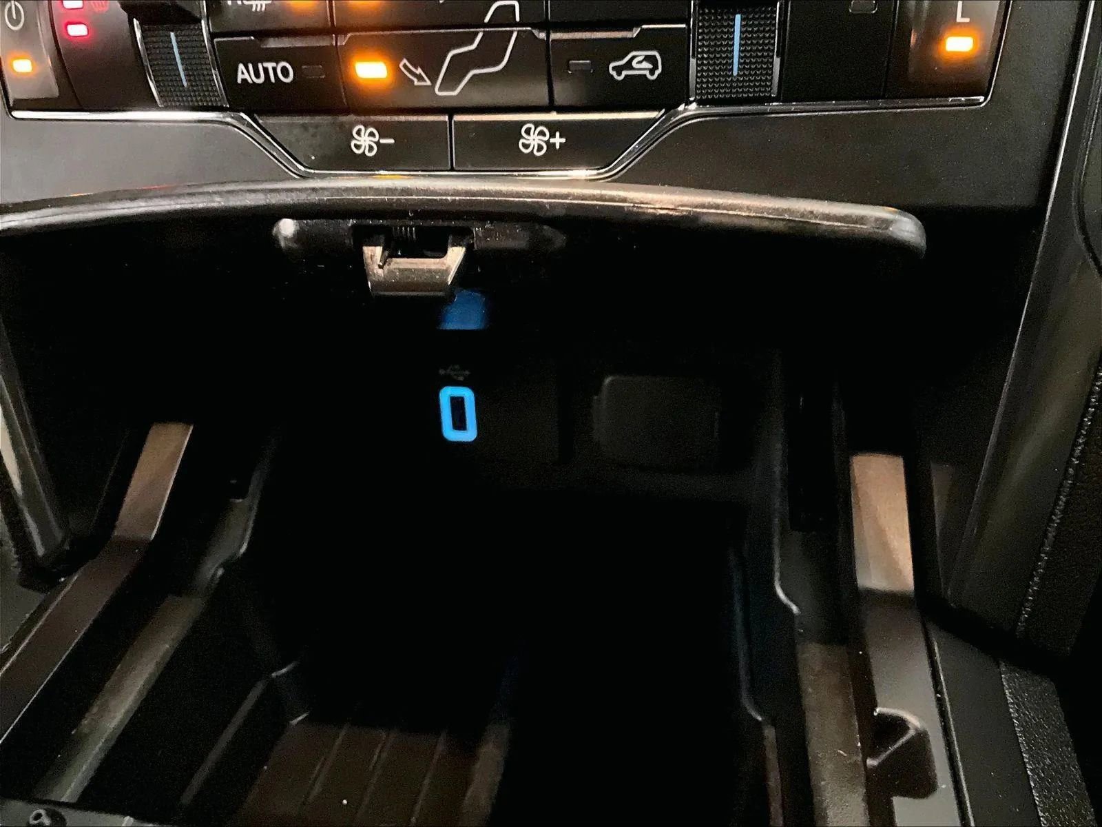 Used 2017 Ford Explorer XLT w/ Equipment Group 202A image 33