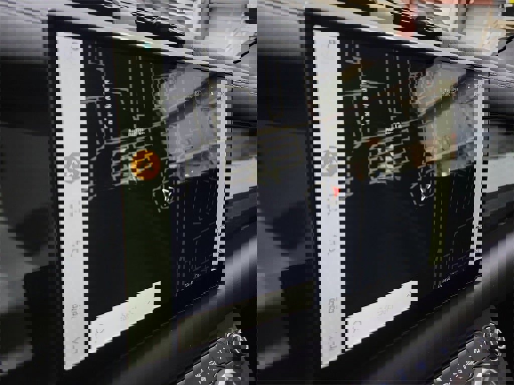 New 2024 Land Rover Defender 110 SE image 34