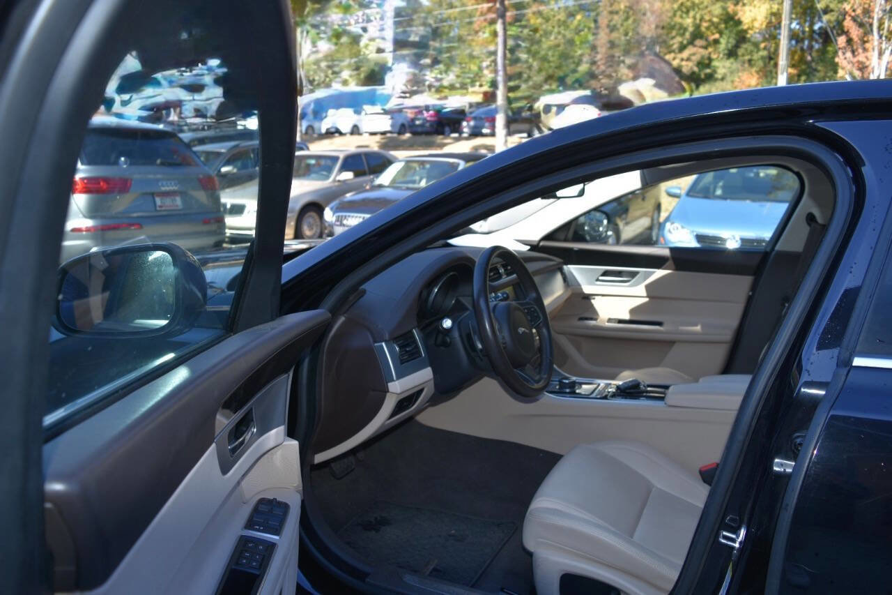 Used 2017 Jaguar XF Premium image 30
