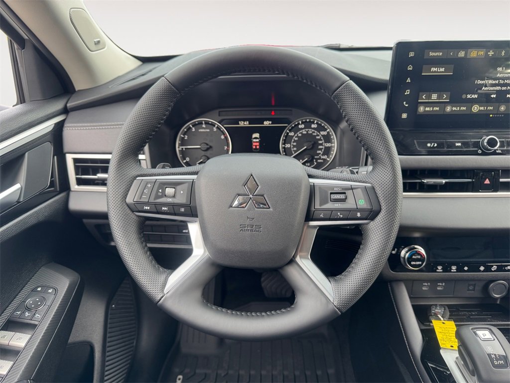 New 2025 Mitsubishi Outlander SE image 12