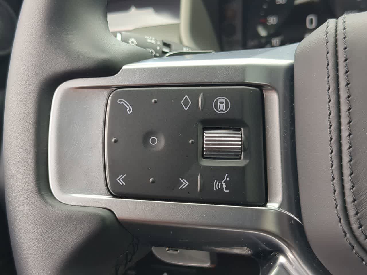 Used 2025 Land Rover Discovery Metropolitan Edition AWD/4WD image 26