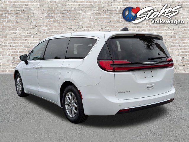 Used 2024 Chrysler Pacifica Touring-L FWD image 6