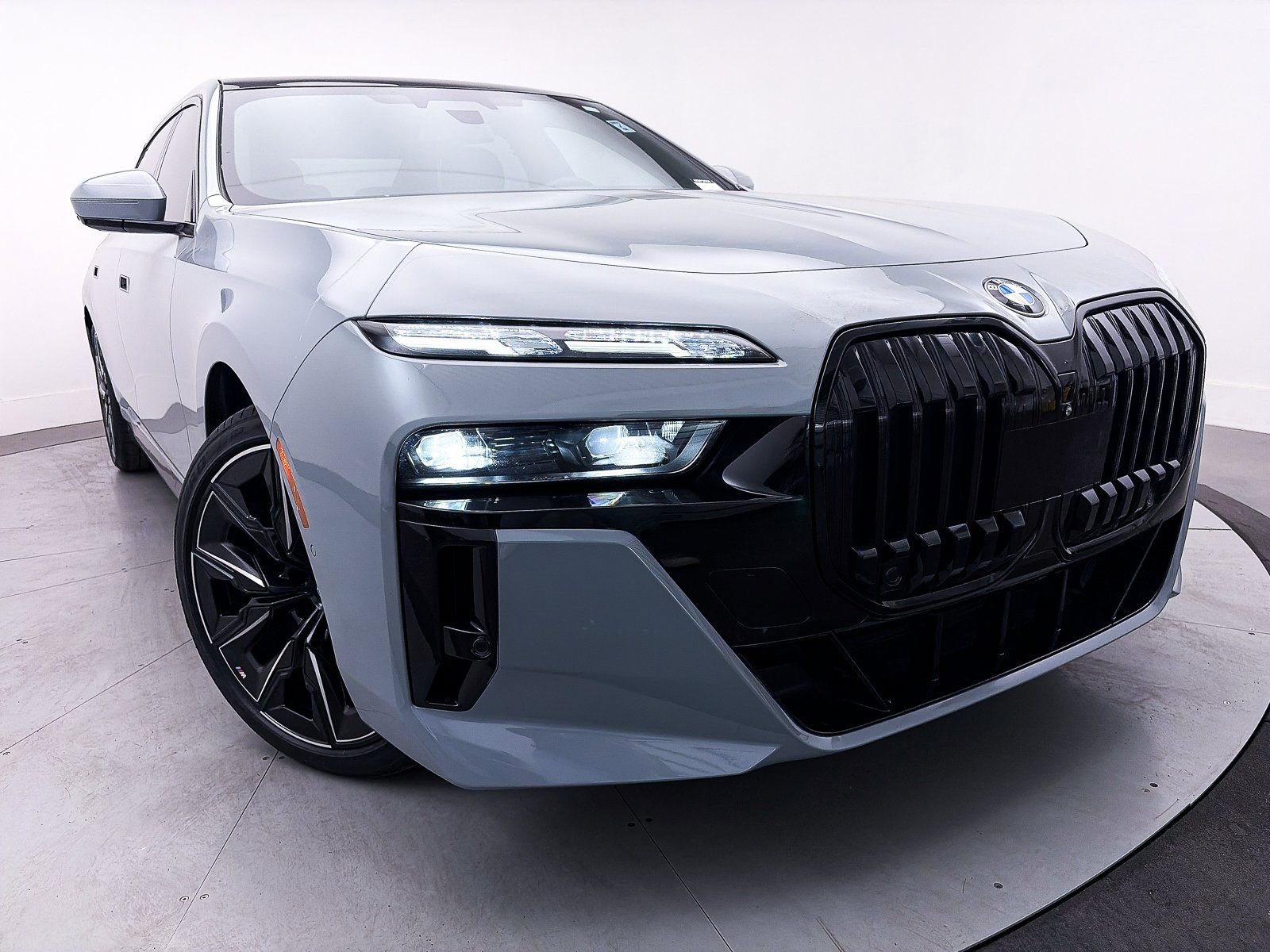 Used 2023 BMW 740i w/ Executive Package image 18