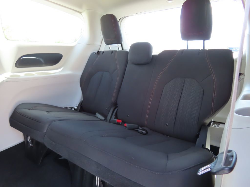 Used 2019 Chrysler Pacifica Touring Plus w/ Tire & Wheel Group FWD image 25