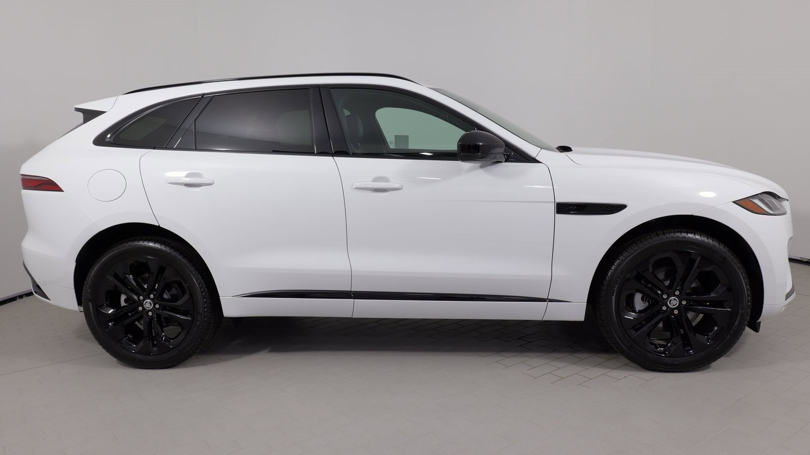 Used 2025 Jaguar F-PACE R-Dynamic S image 22