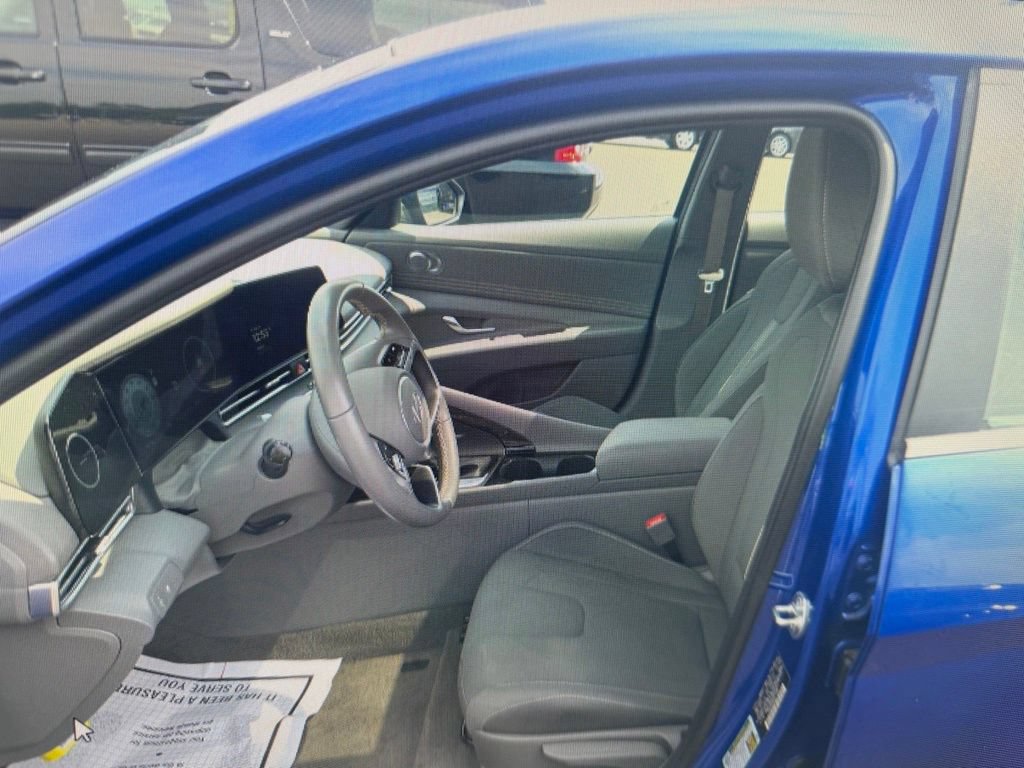 Used 2025 Hyundai Elantra SEL FWD image 2