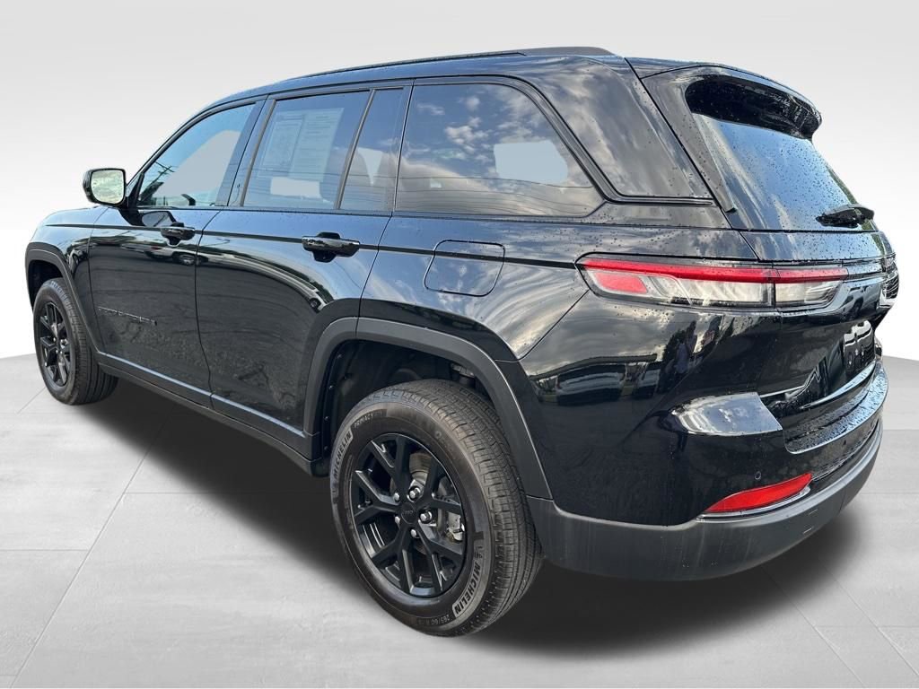 Used 2024 Jeep Grand Cherokee Altitude AWD/4WD image 9