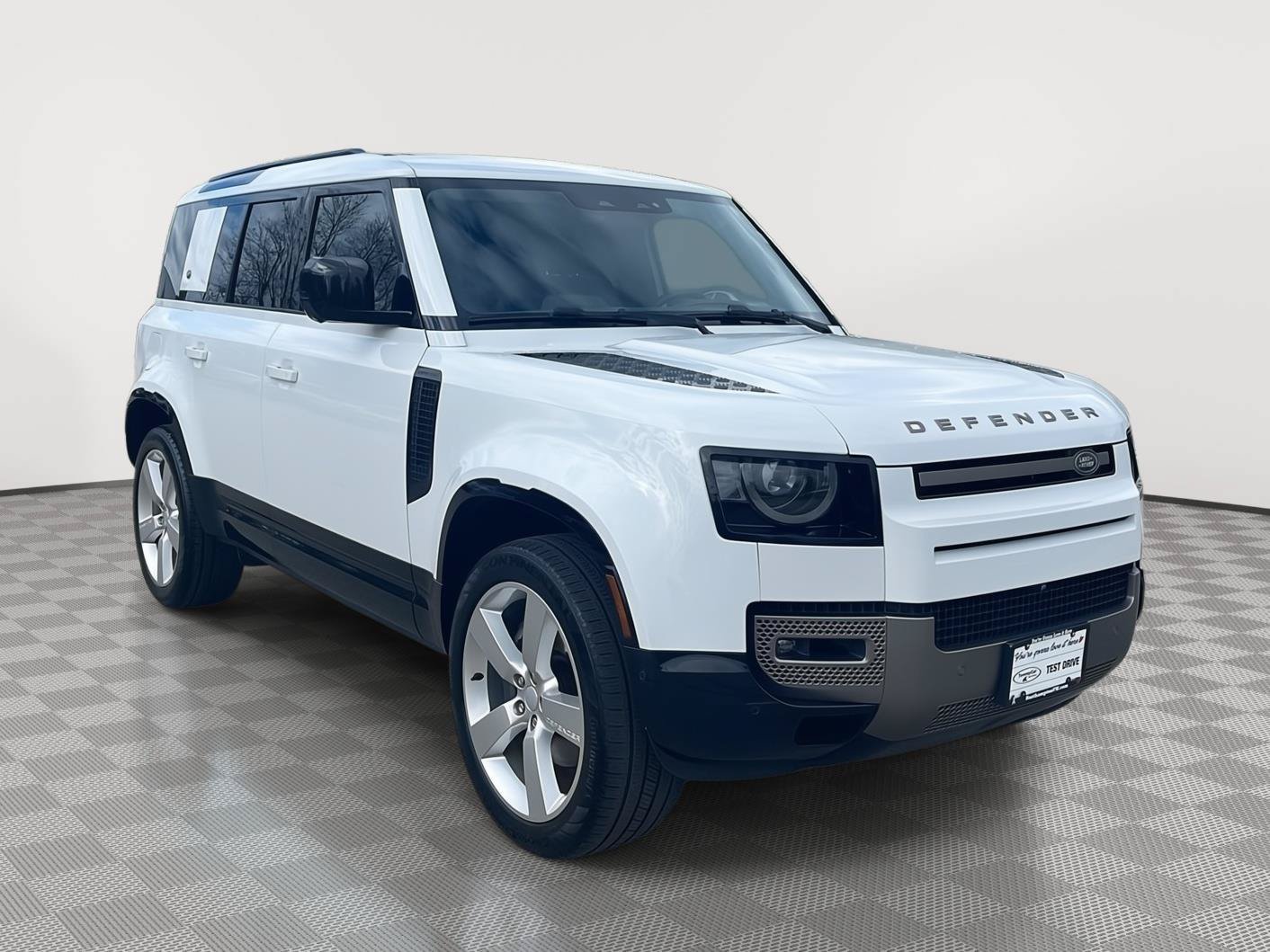 Used 2024 Land Rover Defender 110 X-Dynamic SE AWD/4WD image 4