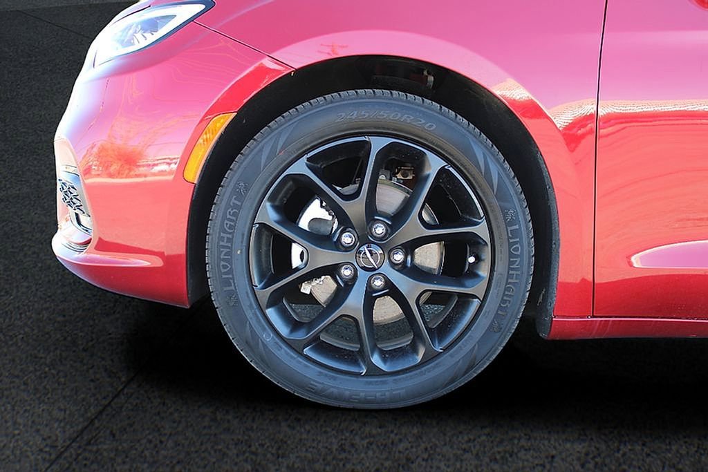 Used 2025 Chrysler Pacifica Limited image 27