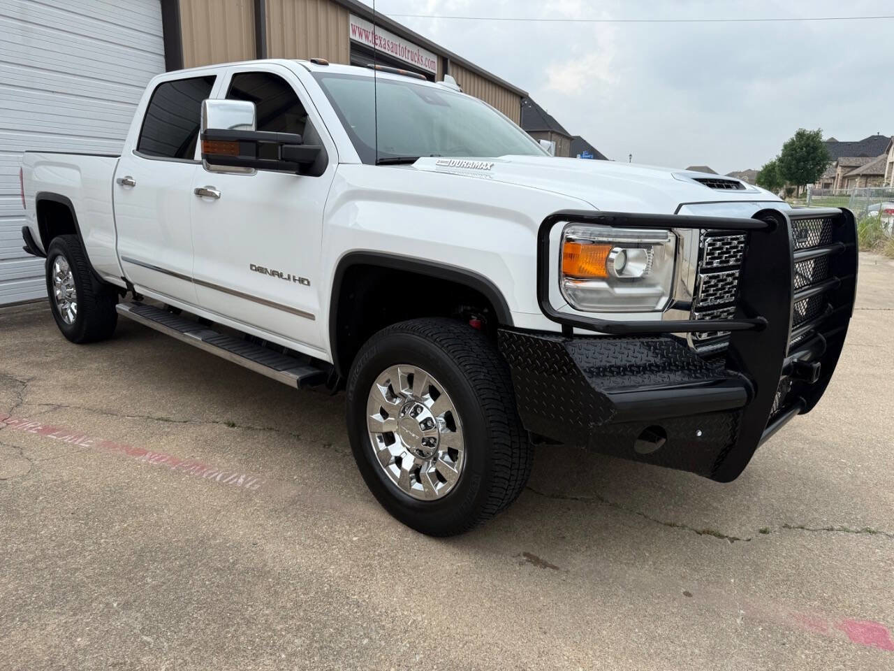 Used 2019 GMC Sierra 2500 Denali w/ Duramax Plus Package AWD/4WD image 3