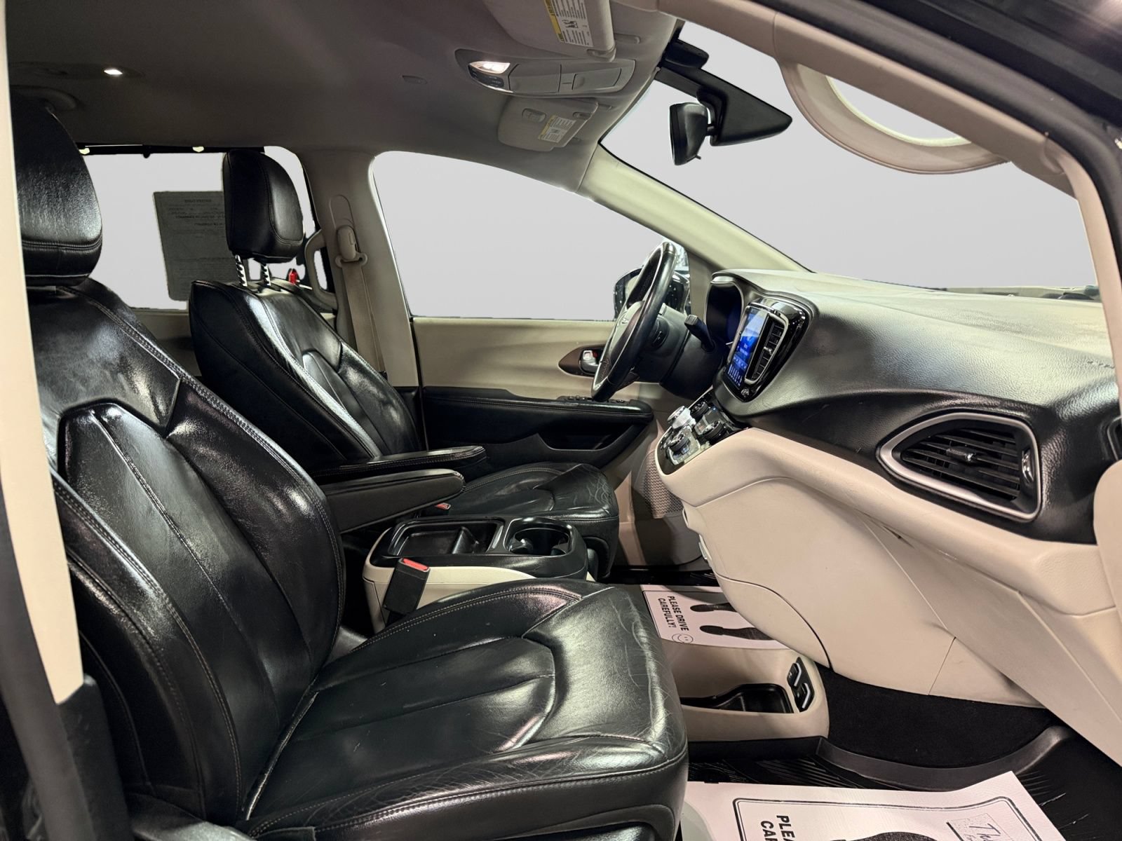 Used 2017 Chrysler Pacifica Touring-L FWD image 23