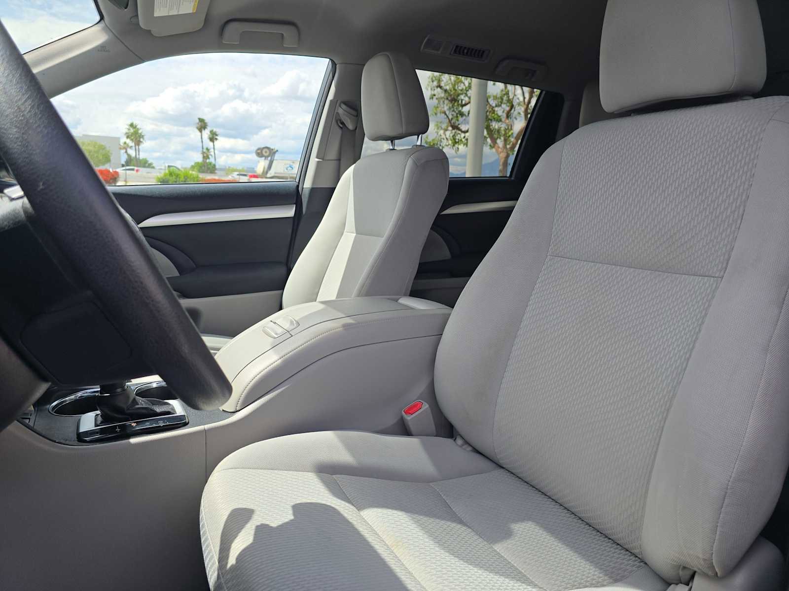 Used 2017 Toyota Highlander LE FWD image 22