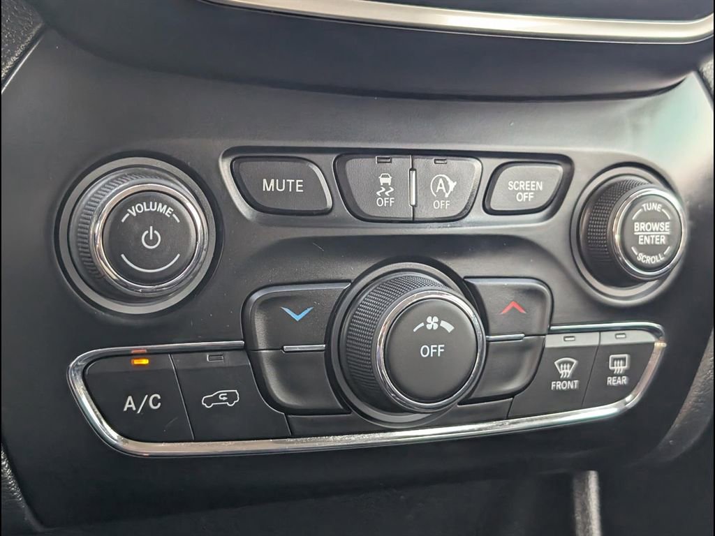 Used 2019 Jeep Cherokee Latitude w/ Popular Appearance Group FWD image 15