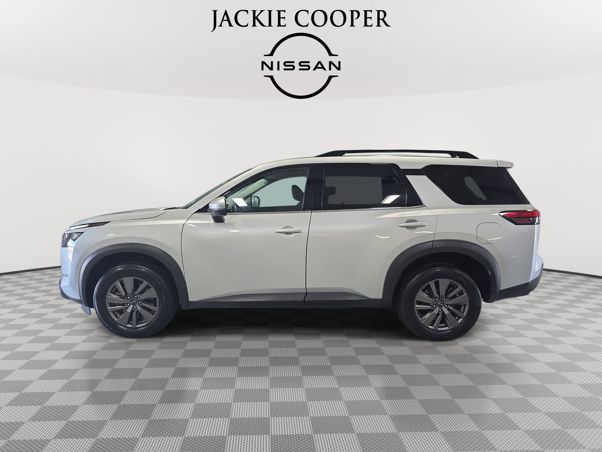 Used 2025 Nissan Pathfinder SV image 8