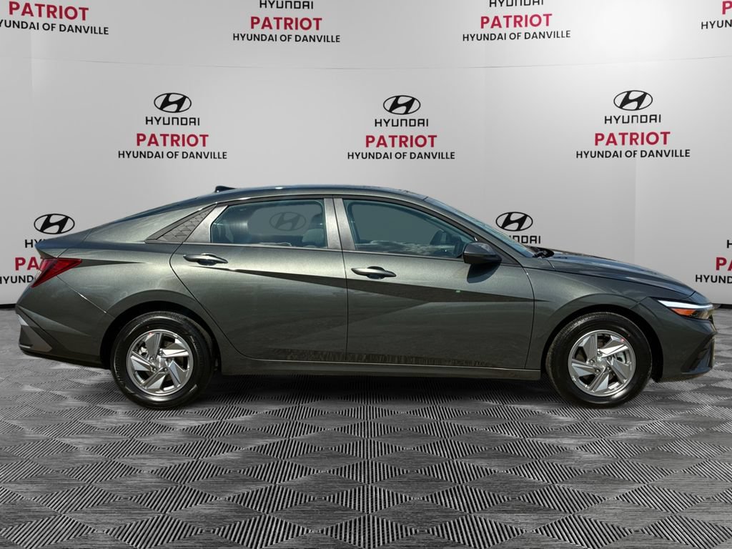 Used 2026 Hyundai Elantra SE FWD image 2
