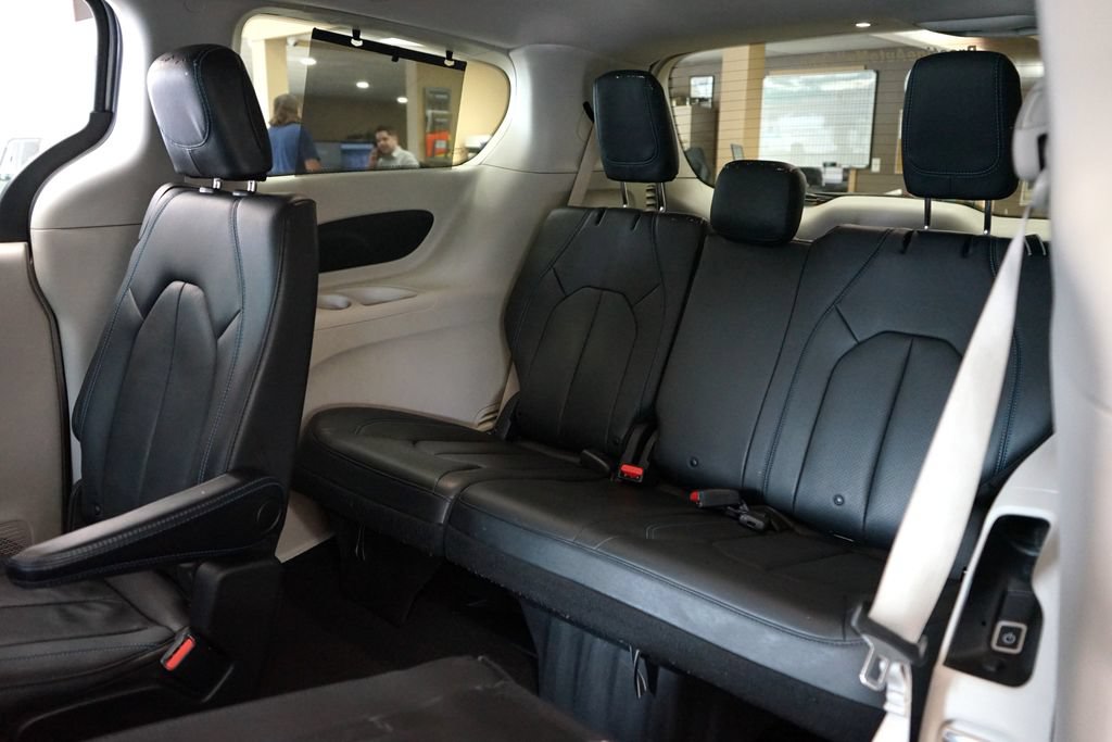 Used 2021 Chrysler Pacifica Touring-L w/ Uconnect Theater Family Group AWD/4WD image 15