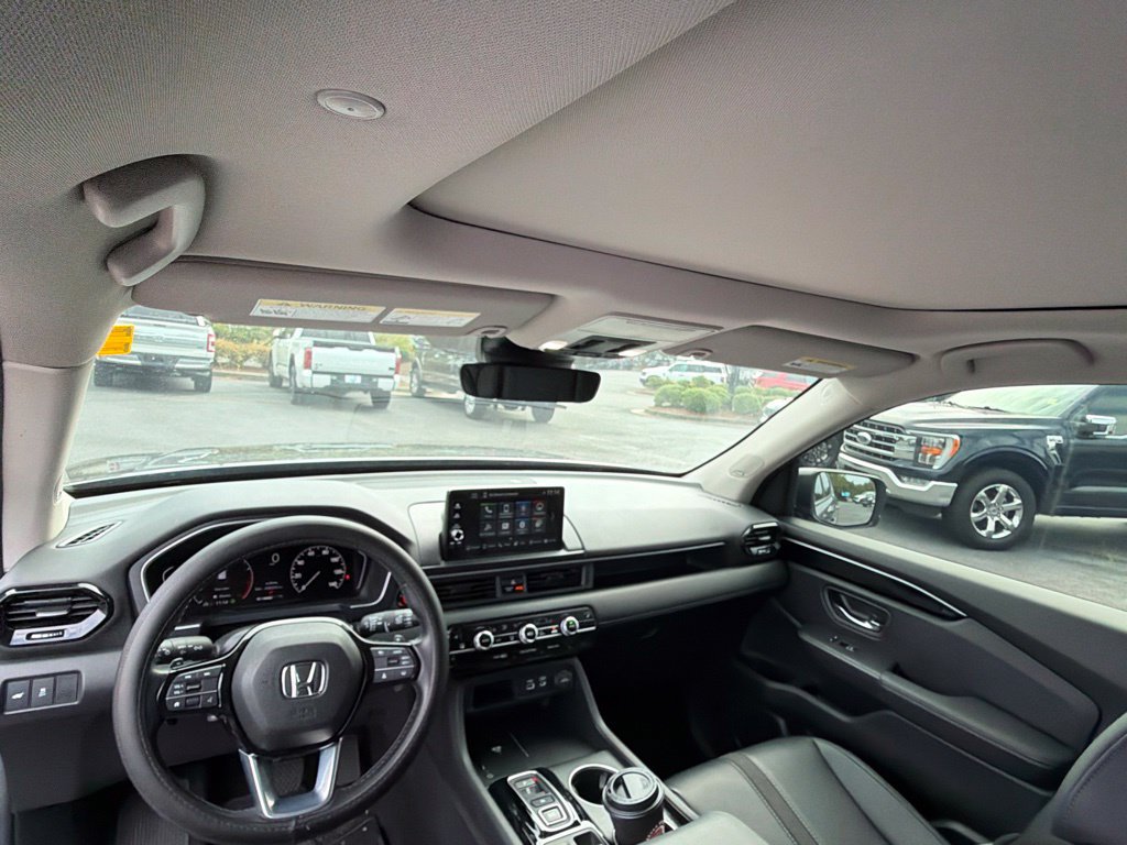 Used 2025 Honda Pilot Touring image 9