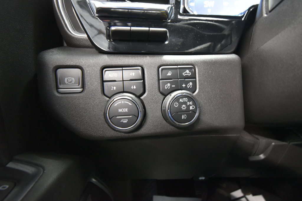Used 2024 Chevrolet Silverado 3500 LTZ w/ LTZ Plus Package AWD/4WD image 9
