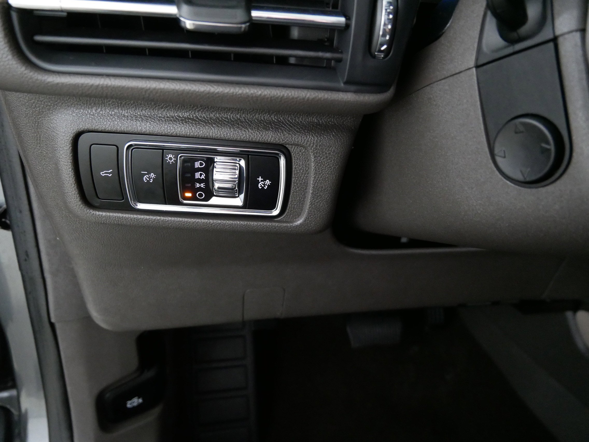 Used 2024 Lincoln Corsair Premiere w/ Equipment Group 101A image 26