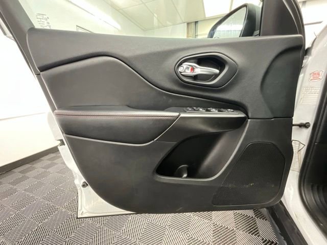 Used 2020 Jeep Cherokee Trailhawk w/ Cold Weather Group AWD/4WD image 12