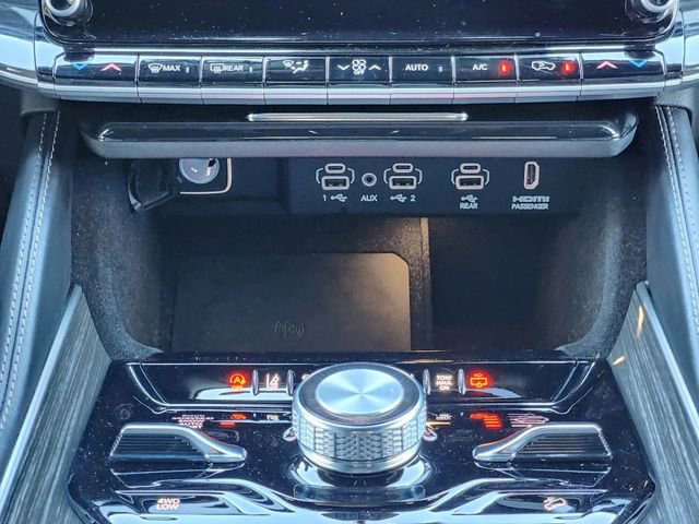 Certified 2022 Jeep Wagoneer Series III w/ Rear Seat Video Group 1 image 19