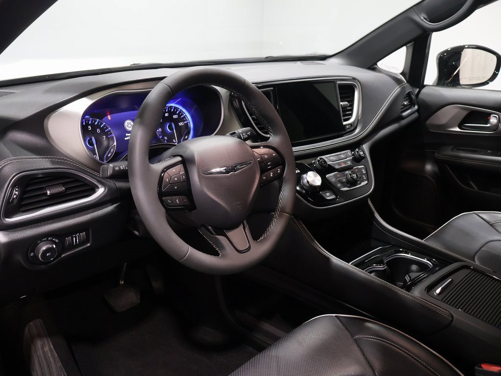 Used 2024 Chrysler Pacifica Limited w/ Uconnect Theater Family Group image 15