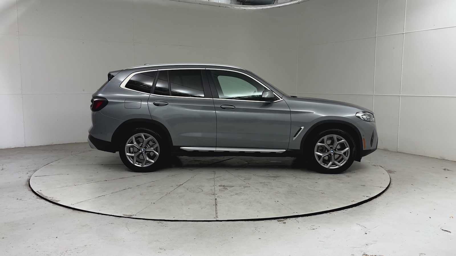 Used 2023 BMW X3 xDrive30i w/ Premium Package AWD/4WD image 3