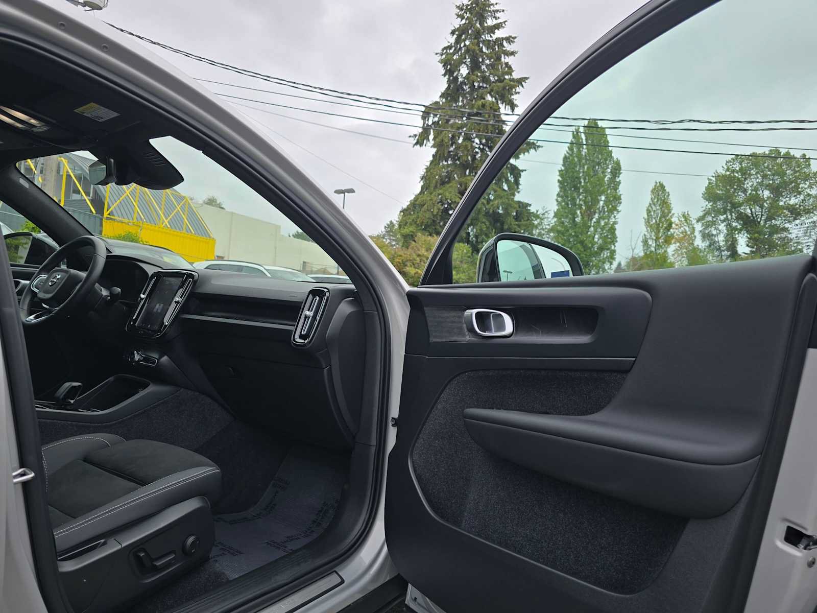 Certified 2023 Volvo C40 P8 Recharge Plus w/ Climate Package AWD/4WD image 12