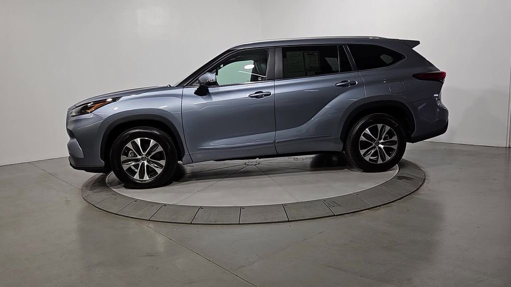 Used 2023 Toyota Highlander XLE FWD image 2