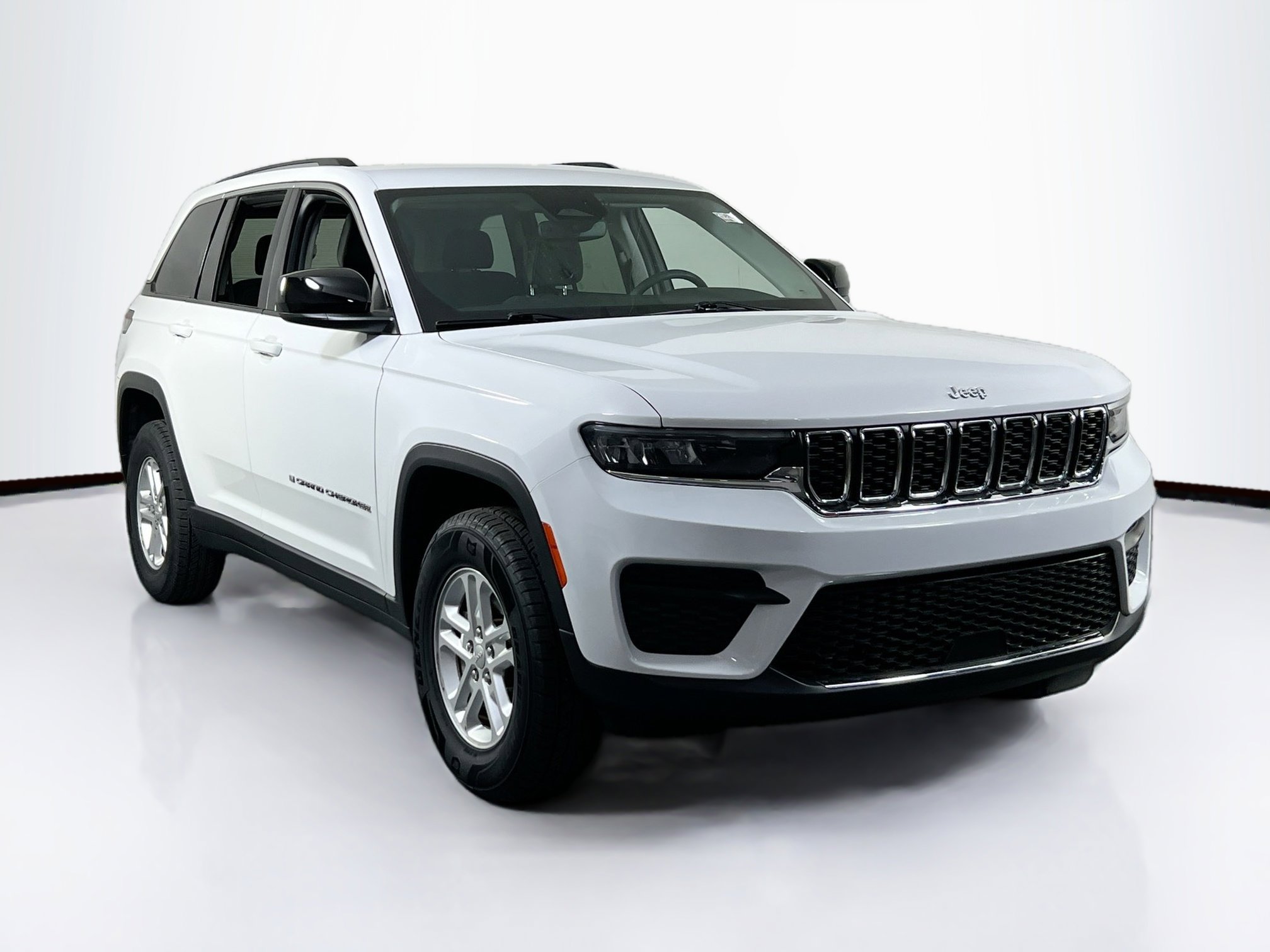 Used 2023 Jeep Grand Cherokee Laredo AWD/4WD image 3
