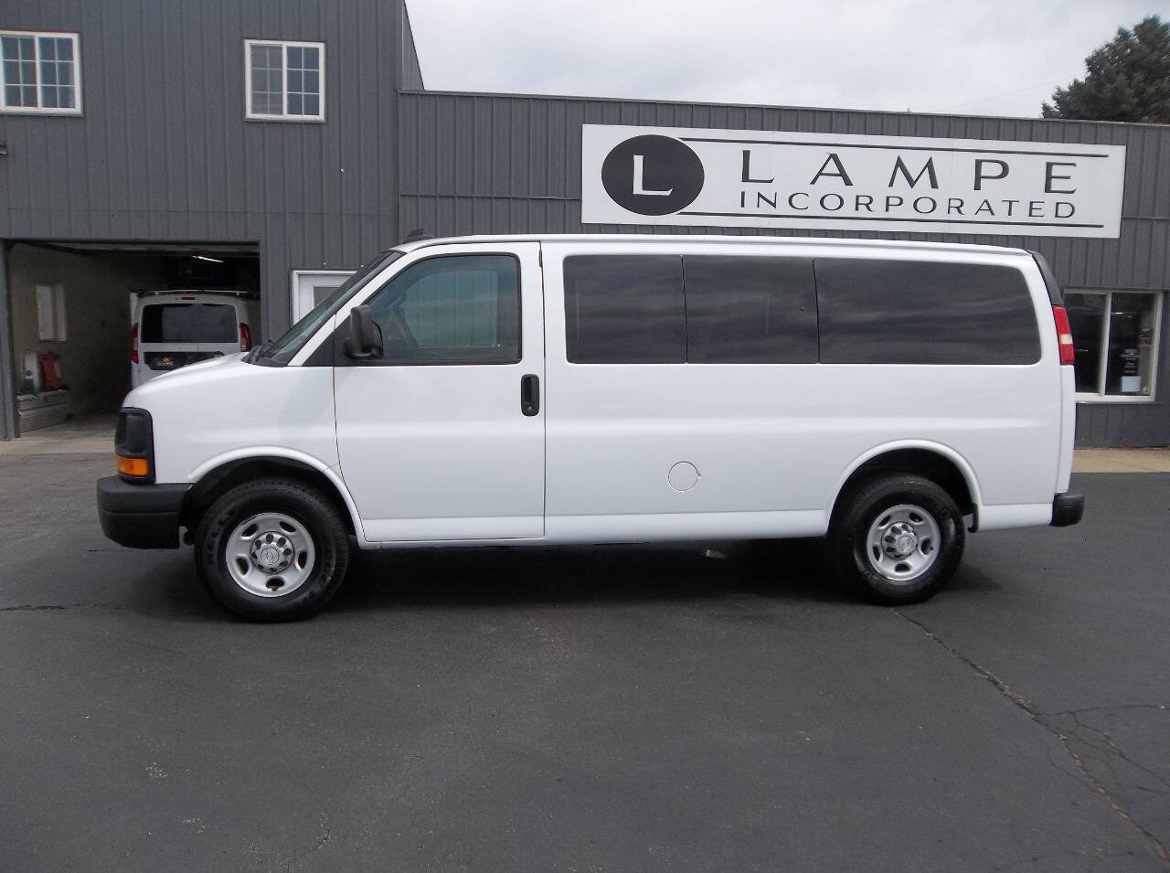 Used 2016 Chevrolet Express 3500 LS RWD image 2