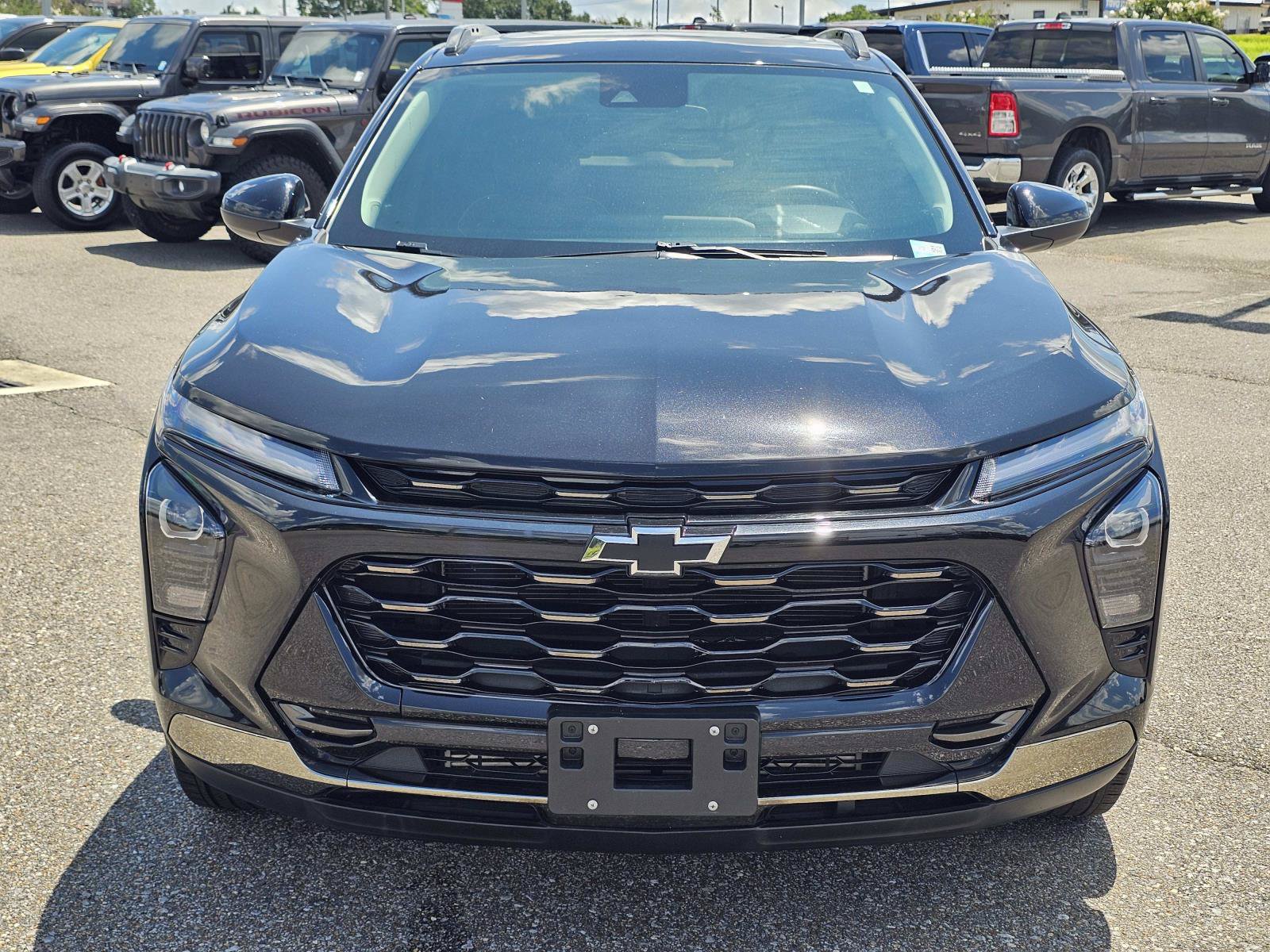 Used 2025 Chevrolet Trax ACTIV w/ Sunroof Package FWD image 2