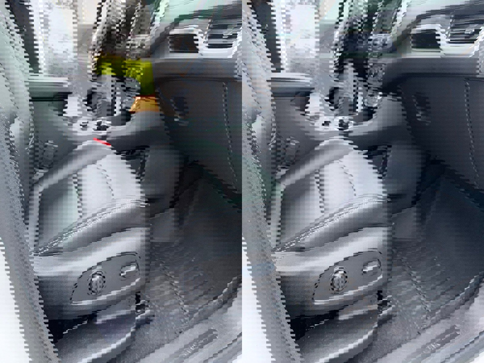 Used 2024 GMC Terrain SLT image 16