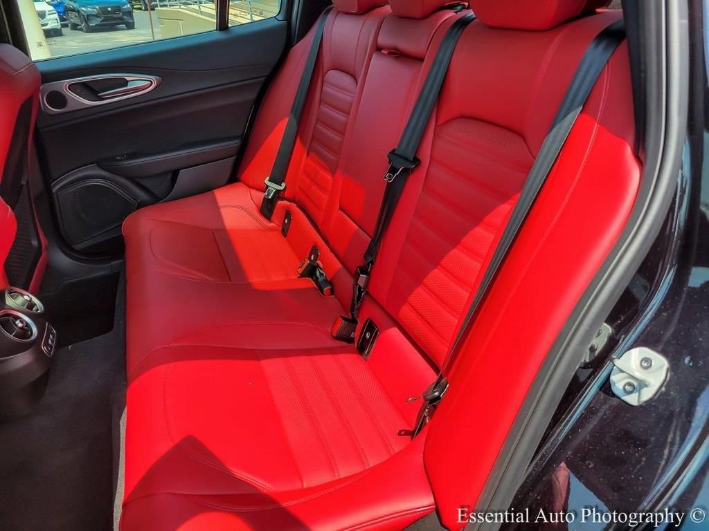 New 2025 Alfa Romeo Giulia AWD w/ Veloce Package AWD image 11