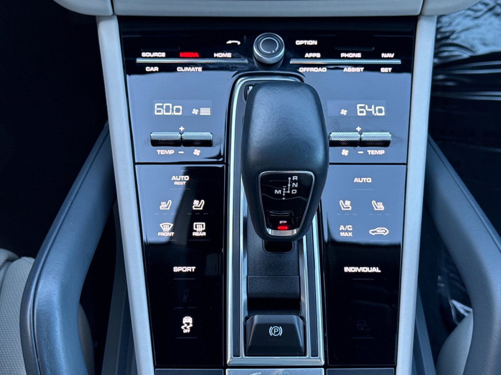 Certified 2023 Porsche Cayenne Platinum Edition image 21