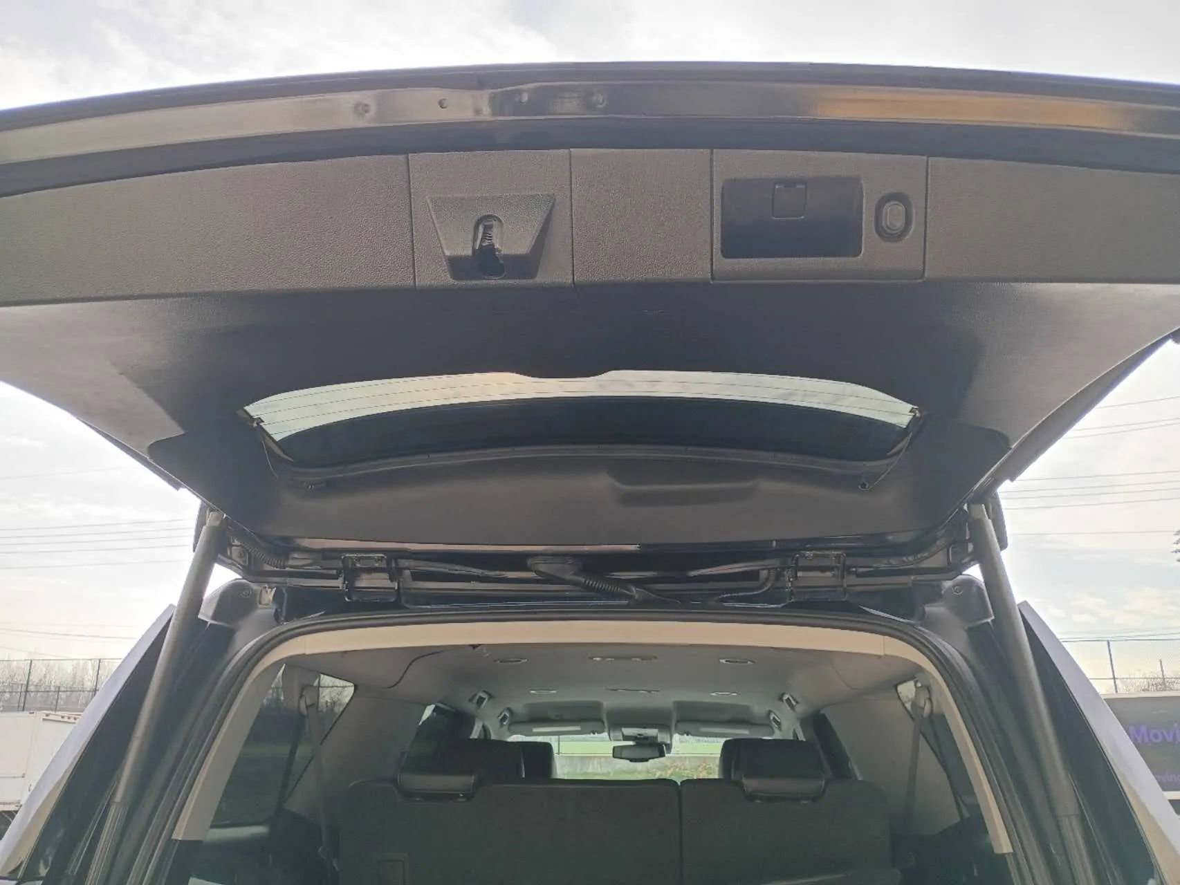 Used 2020 Chevrolet Suburban LT image 8