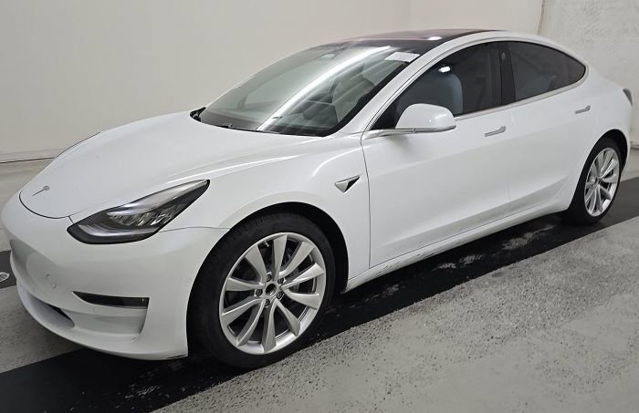 Used 2018 Tesla Model 3 Mid Range RWD image 3