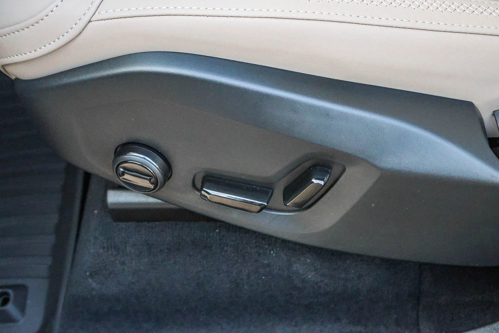 New 2026 Volvo XC90 T8 Plus w/ Protection Package image 30