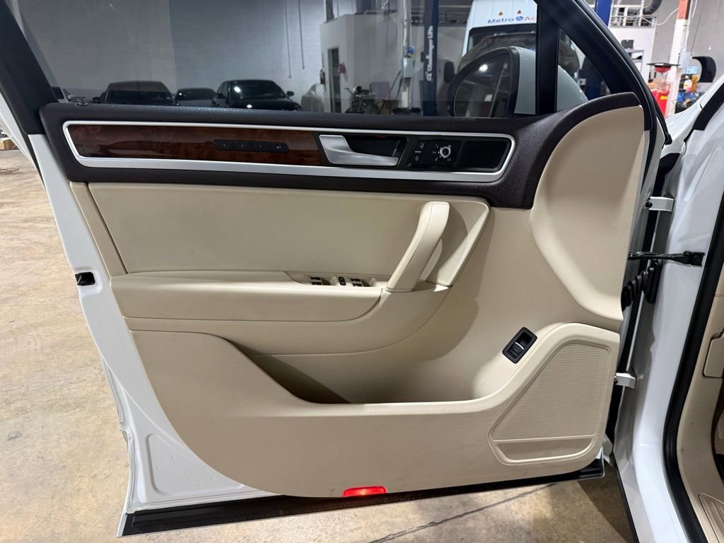 Used 2014 Volkswagen Touareg TDI image 25