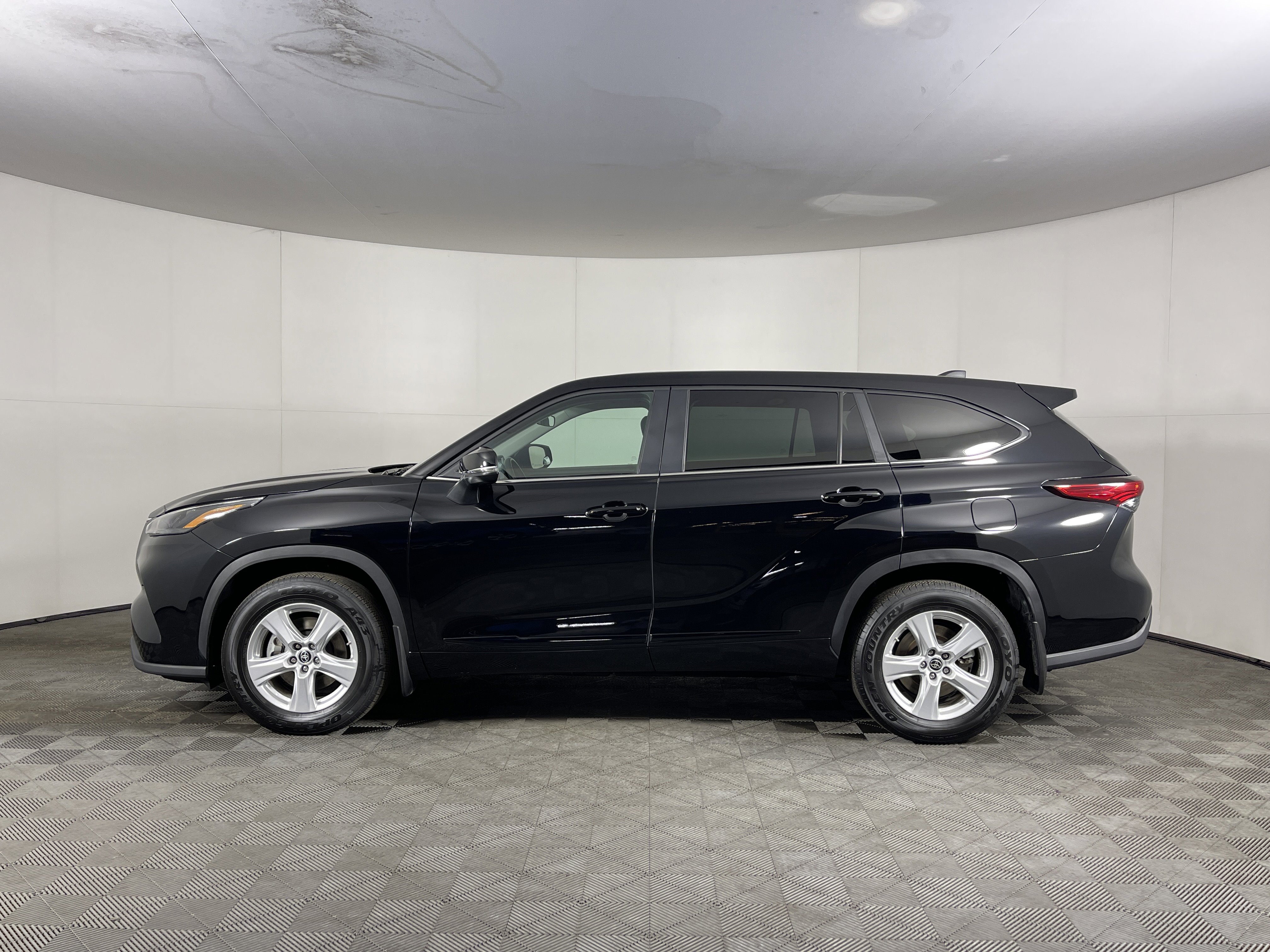 Used 2023 Toyota Highlander LE image 3