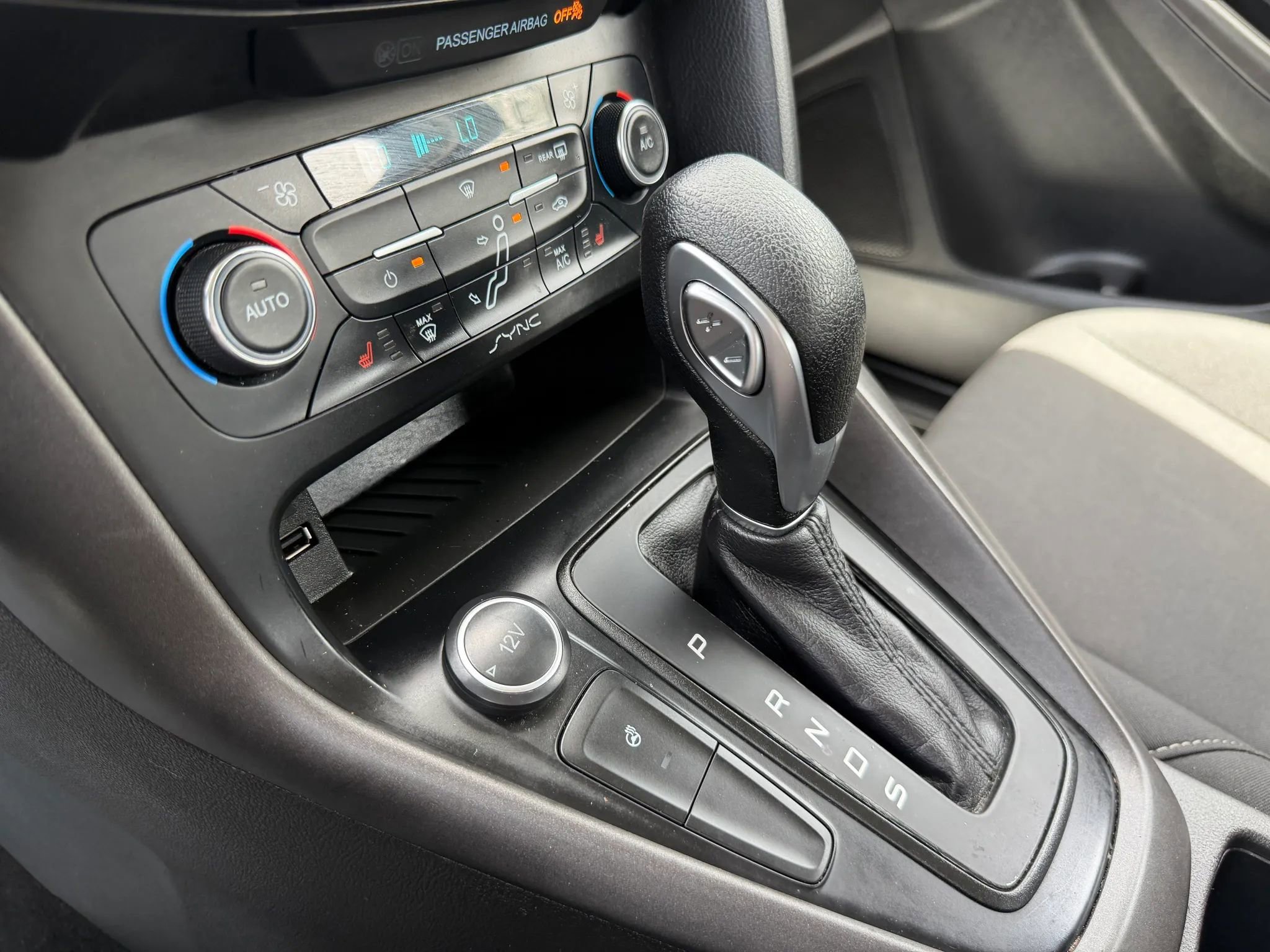 Used 2017 Ford Focus SEL w/ Cold Weather Package FWD image 34