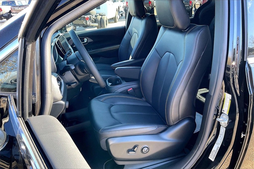 New 2026 Chrysler Voyager LX image 9