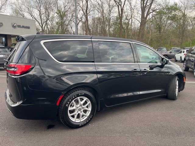 Used 2024 Chrysler Pacifica Touring-L FWD image 32