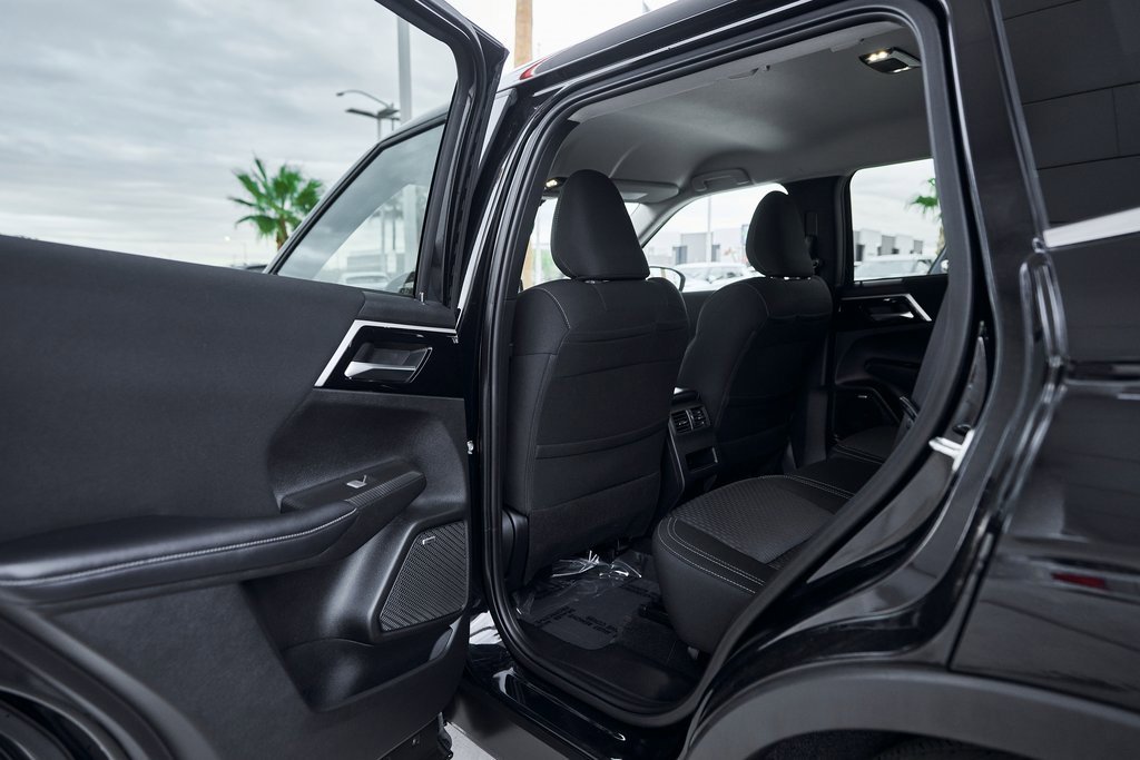 Used 2025 Mitsubishi Outlander ES image 19