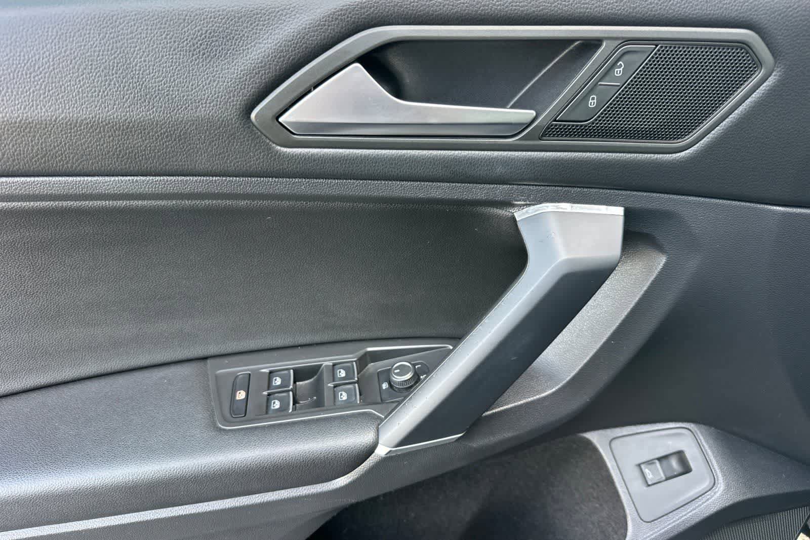 Used 2020 Volkswagen Tiguan SEL FWD image 12