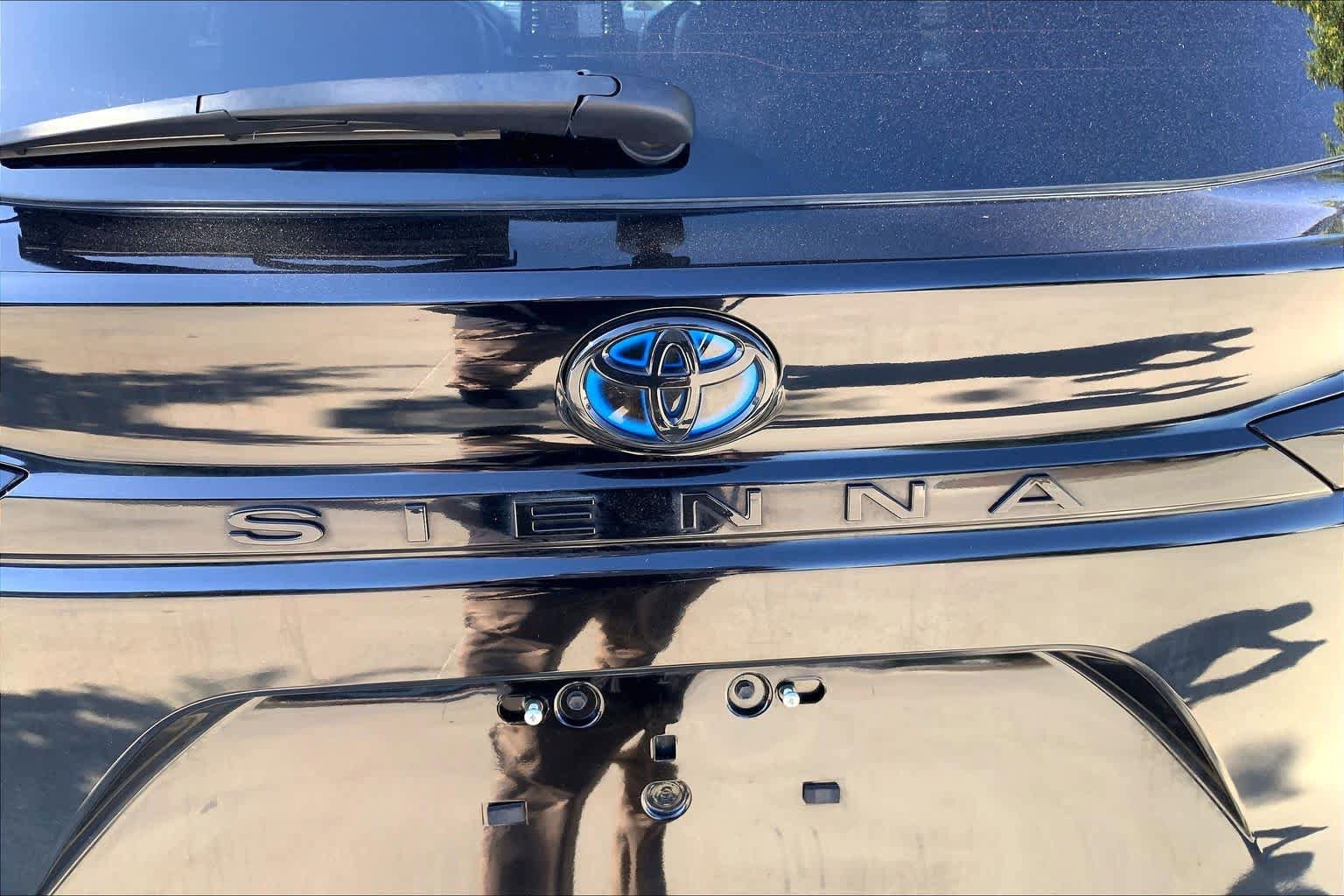 Used 2024 Toyota Sienna XLE Woodland Edition AWD/4WD image 33