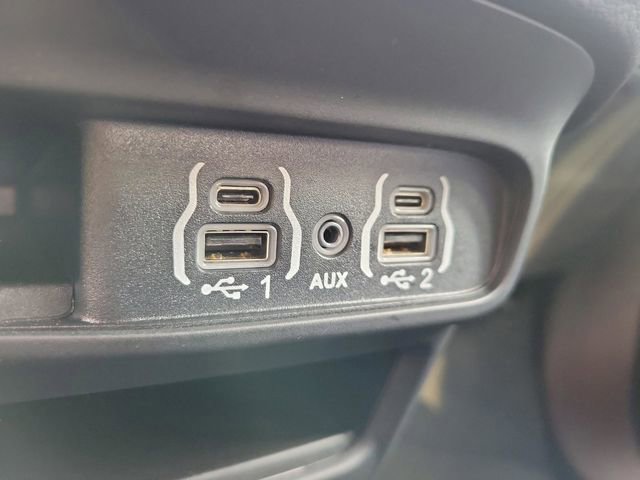 Used 2025 Chrysler Pacifica Select image 25